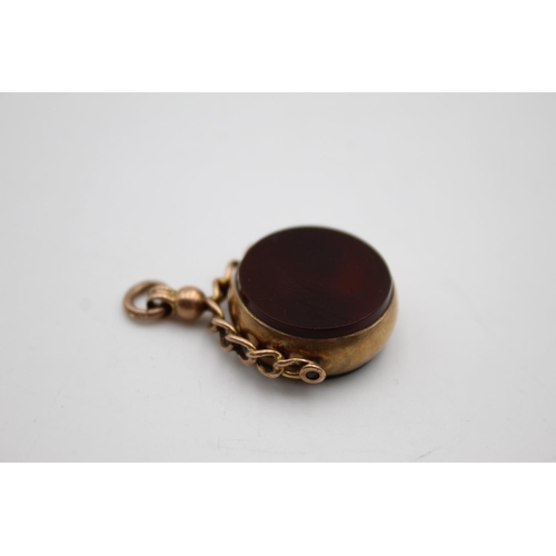 102 - 9ct gold antique bloodstone & carnelian spinner fob (6.5g)