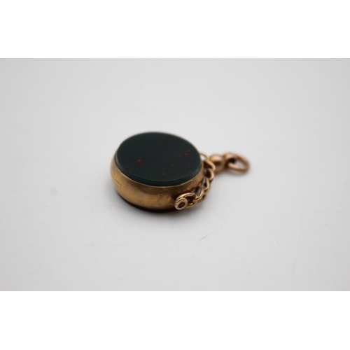 102 - 9ct gold antique bloodstone & carnelian spinner fob (6.5g)