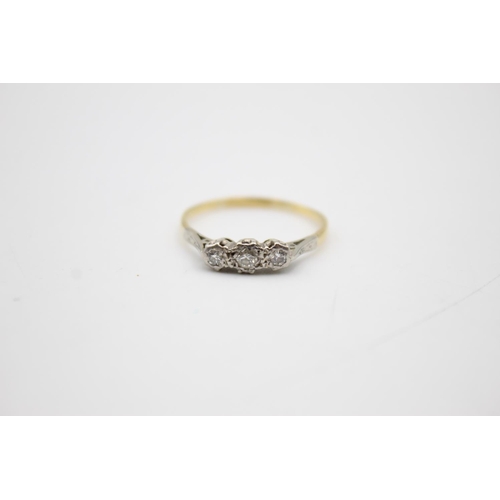 104 - 18ct gold diamond trilogy ring (1.9g) Size S