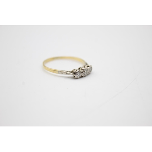 104 - 18ct gold diamond trilogy ring (1.9g) Size S