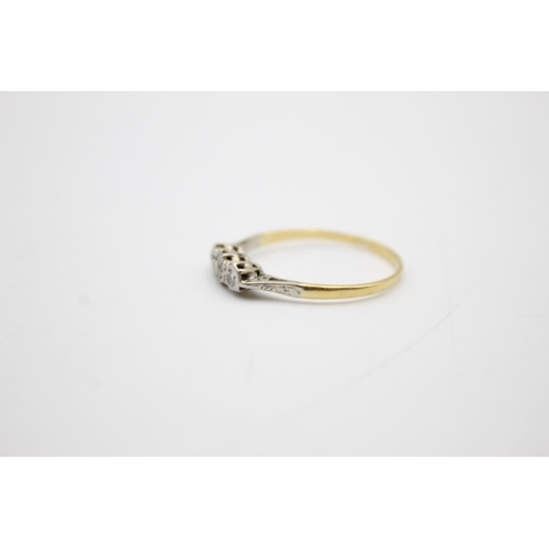 104 - 18ct gold diamond trilogy ring (1.9g) Size S