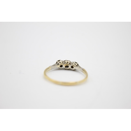 104 - 18ct gold diamond trilogy ring (1.9g) Size S