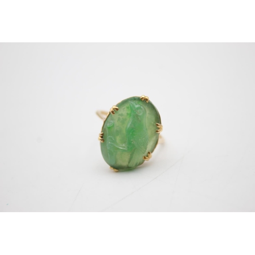 109 - 18ct gold carved jade ring (4g) Size M