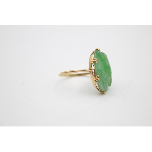 109 - 18ct gold carved jade ring (4g) Size M