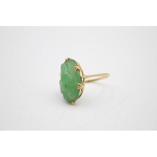 109 - 18ct gold carved jade ring (4g) Size M