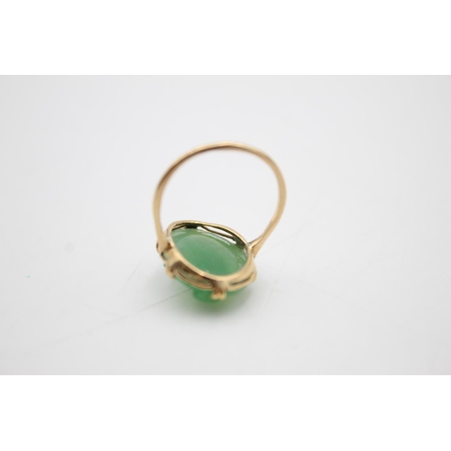 109 - 18ct gold carved jade ring (4g) Size M