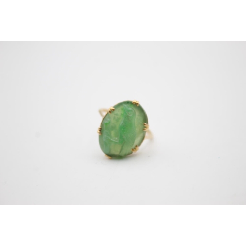 109 - 18ct gold carved jade ring (4g) Size M