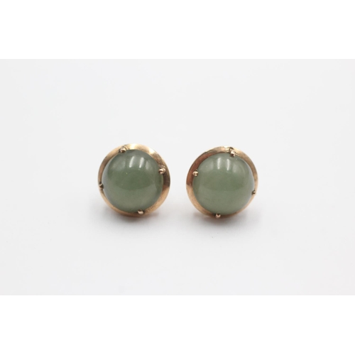 64 - 9ct gold nephrite stud earrings (5.2g)
