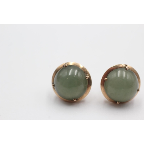 64 - 9ct gold nephrite stud earrings (5.2g)