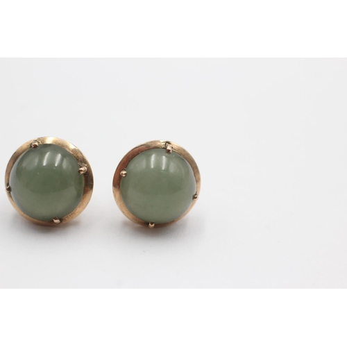 64 - 9ct gold nephrite stud earrings (5.2g)