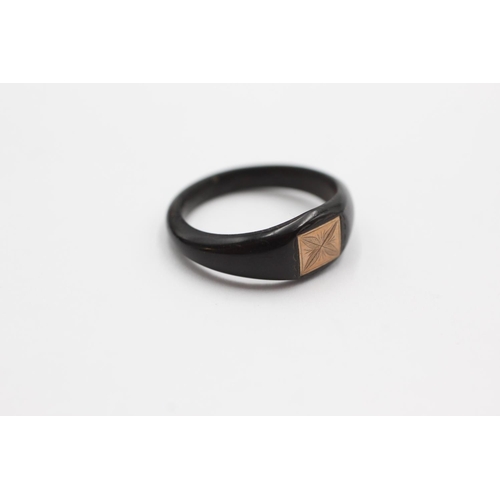 74 - 9ct gold ebony wood foliate etched signet ring (0.7g) Size P