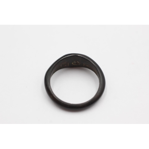 74 - 9ct gold ebony wood foliate etched signet ring (0.7g) Size P