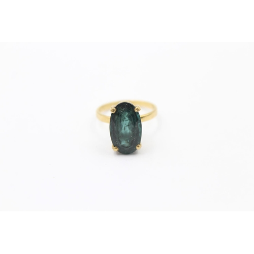 84 - 18ct gold green gemstone ring (3.9g) Size M