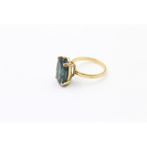 84 - 18ct gold green gemstone ring (3.9g) Size M