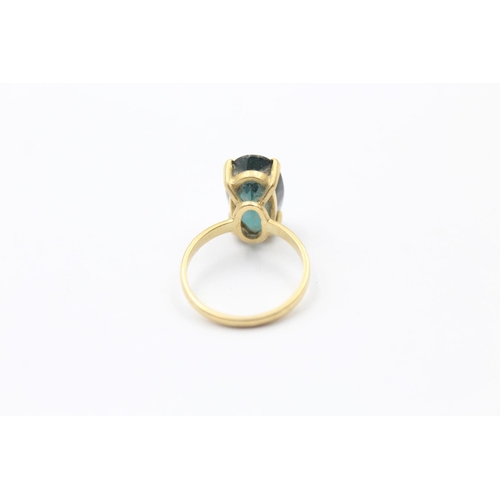 84 - 18ct gold green gemstone ring (3.9g) Size M