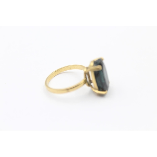 84 - 18ct gold green gemstone ring (3.9g) Size M