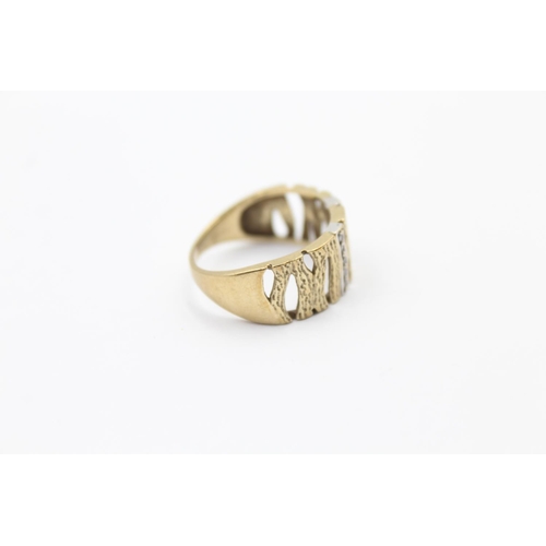 85 - 9ct gold diamond abstract ring (3.7g) Size P
