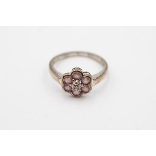 93 - 9ct gold vintage diamond & pink gemstone floral cluster ring (2.2g) Size M