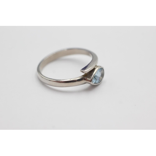 94 - 9ct white gold blue gemstone solitaire dress ring (2.6g) Size N