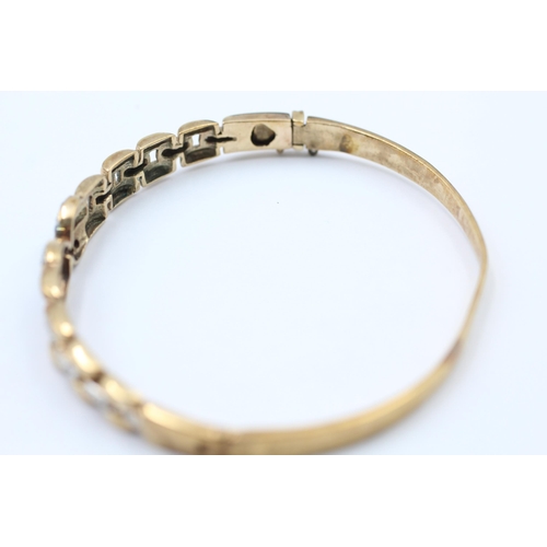 37 - 18ct gold sapphire & diamond stylised round bangle (13g)  Size