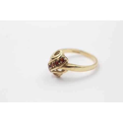 10 - 9ct gold garnet set swirl dress ring - size p (2.9g)