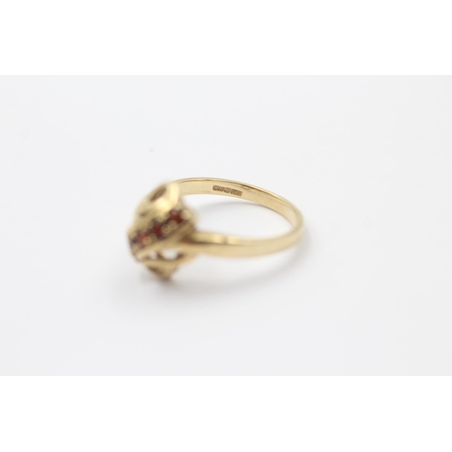 10 - 9ct gold garnet set swirl dress ring - size p (2.9g)