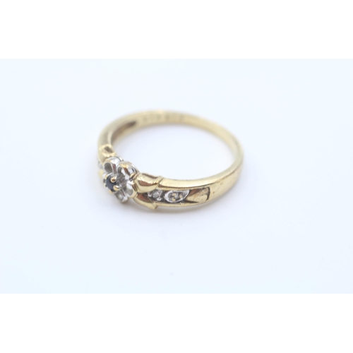 15 - 9ct gold sapphire and diamond set flower detail ring - size q1/2 (2.6g)