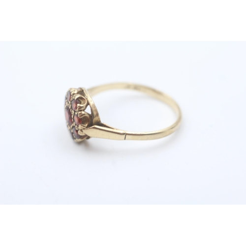 20 - 9ct gold vintage garnet cluster ring - size p (2.1g)