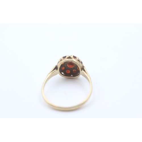 20 - 9ct gold vintage garnet cluster ring - size p (2.1g)