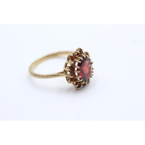 23 - 9ct gold vintage garnet set cluster ring - size q (3.1g)