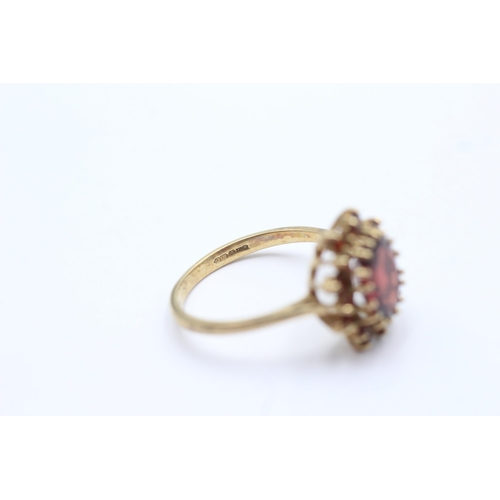 23 - 9ct gold vintage garnet set cluster ring - size q (3.1g)