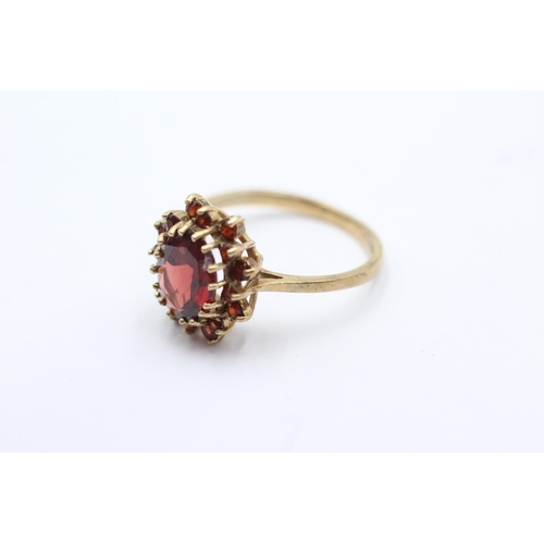 23 - 9ct gold vintage garnet set cluster ring - size q (3.1g)