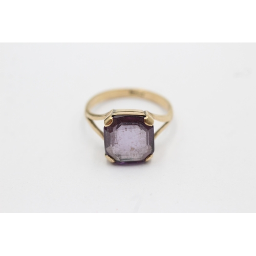 65 - 9ct gold synthetic colour change sapphire solitaire ring (3.3g) Size   O