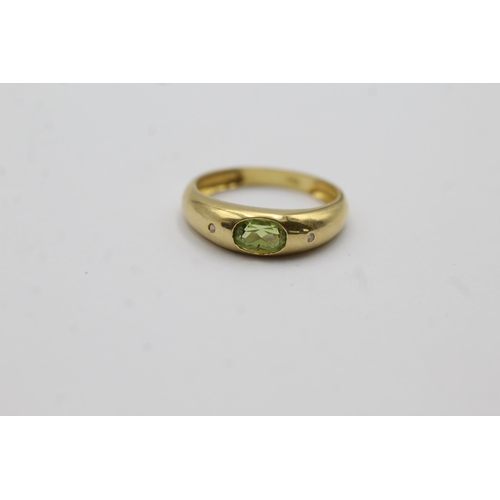 71 - 18ct gold bezel set peridot solitaire ring (2.2g) Size   K