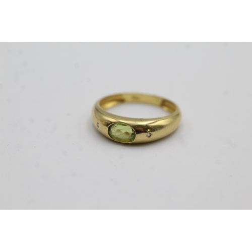 71 - 18ct gold bezel set peridot solitaire ring (2.2g) Size   K