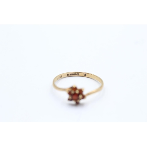 10 - 9ct gold vintage garnet set cluster ring - size n1/2 (1.1g)