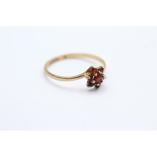 10 - 9ct gold vintage garnet set cluster ring - size n1/2 (1.1g)