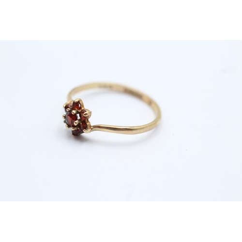 10 - 9ct gold vintage garnet set cluster ring - size n1/2 (1.1g)