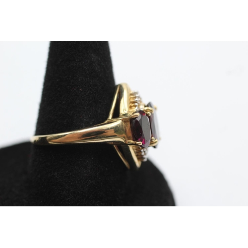 104 - 9ct gold garnet and diamond accented trilogy ring - size n1/2 (4.1g)