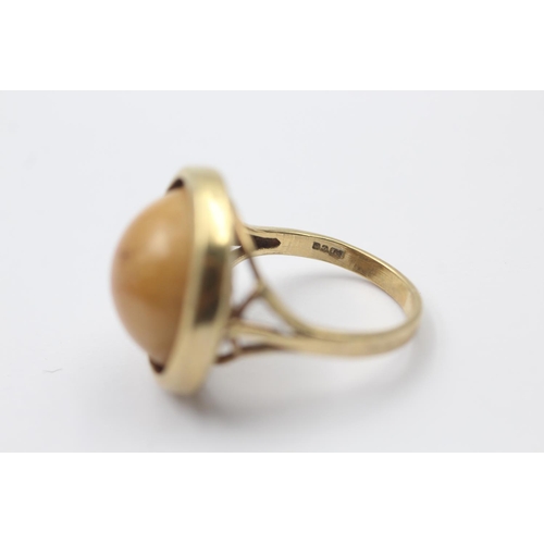 110 - 9ct gold modernist faux pearl set cocktail ring - size n1/2 (5.4g)