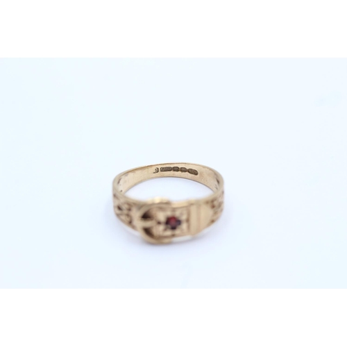 12 - 9ct gold vintage garnet set buckle ring - size h (1.9g)