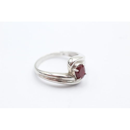 14 - 9ct white gold glass filled ruby twist set dress ring - size n1/2 (3.7g)