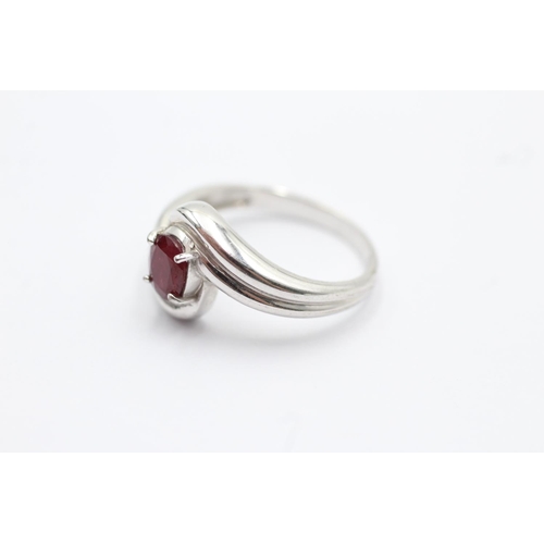 14 - 9ct white gold glass filled ruby twist set dress ring - size n1/2 (3.7g)