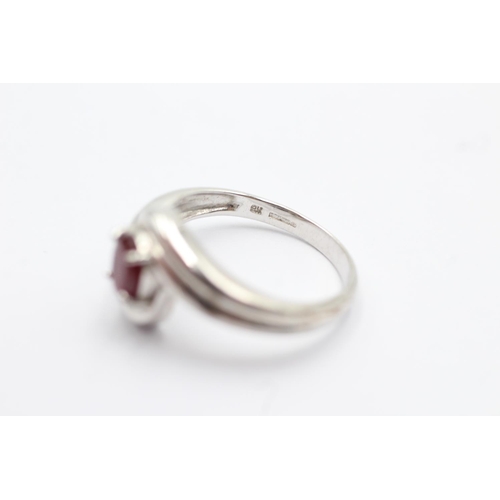 14 - 9ct white gold glass filled ruby twist set dress ring - size n1/2 (3.7g)