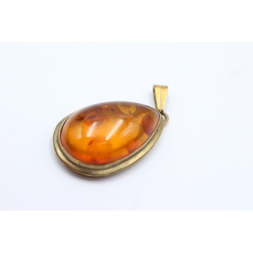 5 - 8ct gold Baltic amber cabochon set pendant (3.8g)