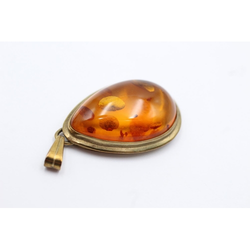 5 - 8ct gold Baltic amber cabochon set pendant (3.8g)