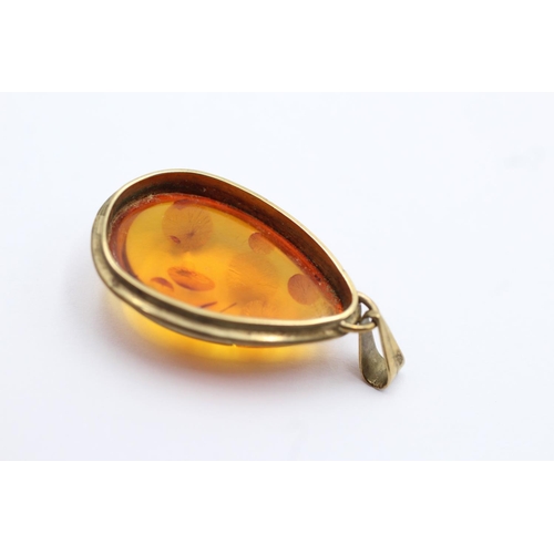 5 - 8ct gold Baltic amber cabochon set pendant (3.8g)