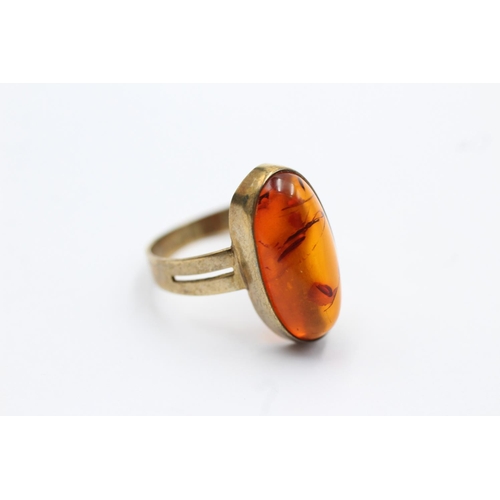 57 - 8ct gold vintage Baltic amber cabochon set dress ring - size m1/2 (2.2g)