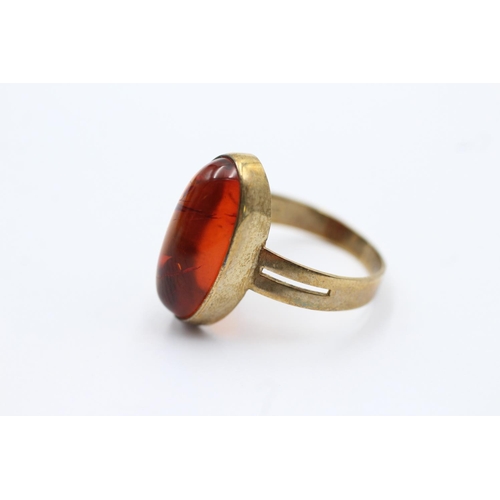 57 - 8ct gold vintage Baltic amber cabochon set dress ring - size m1/2 (2.2g)