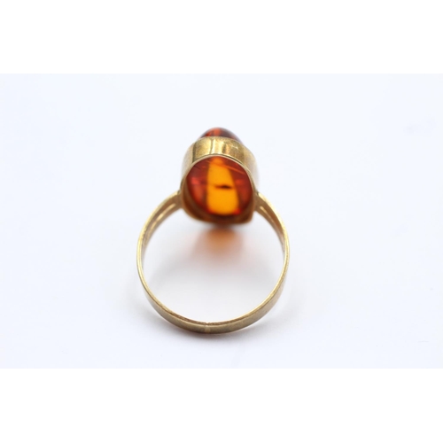 57 - 8ct gold vintage Baltic amber cabochon set dress ring - size m1/2 (2.2g)